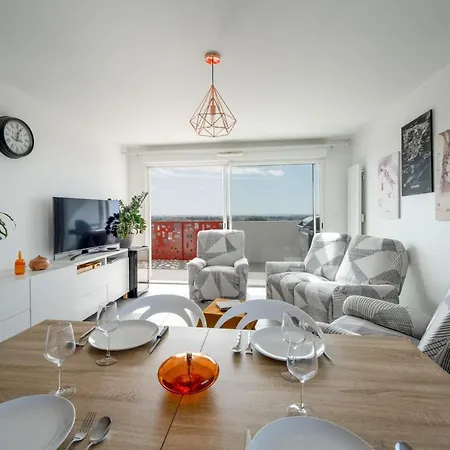 Large And Bright Nest With A Clear View Of The Sea Apartment