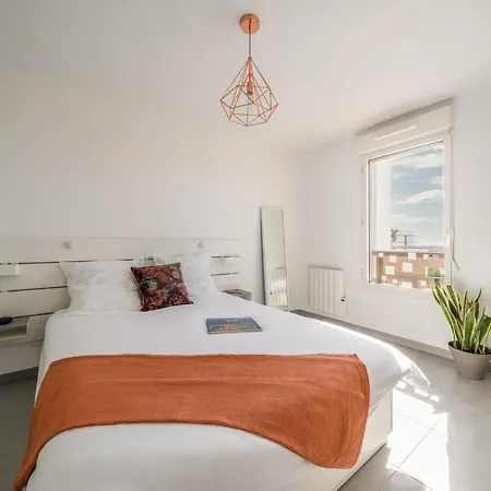 Large And Bright Nest With A Clear View Of The Sea Apartment *