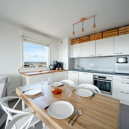 Large And Bright Nest With A Clear View Of The Sea Apartment