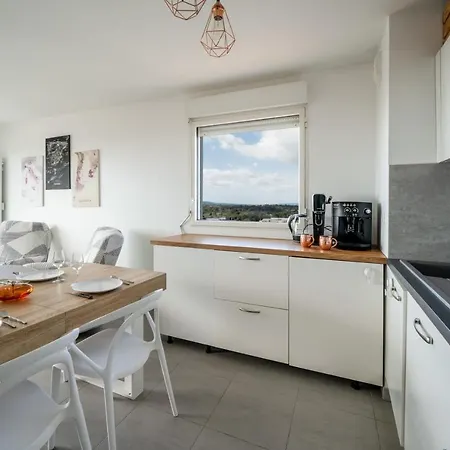 Large And Bright Nest With A Clear View Of The Sea Apartment *